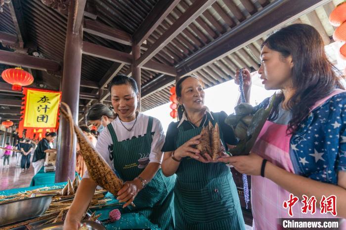 包粽子現(xiàn)場(chǎng)?！⌒弥?攝