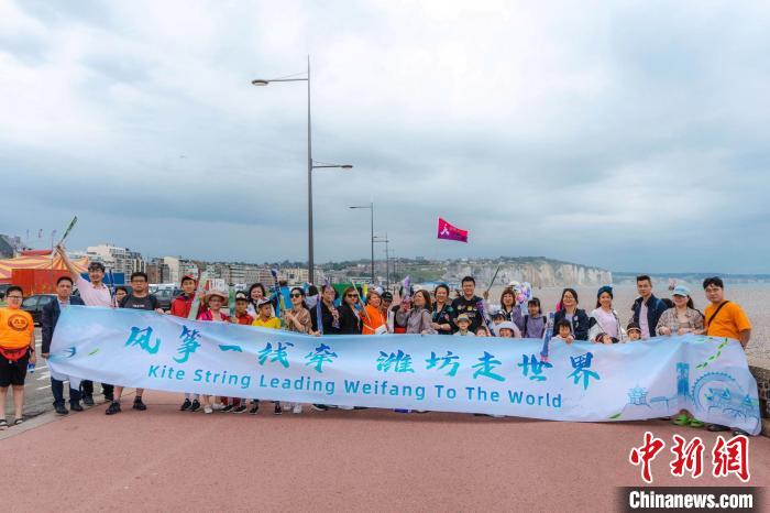 當(dāng)?shù)貢r(shí)間6曰18日，“法國(guó)風(fēng)箏之都”迪耶普舉辦中國(guó)風(fēng)箏體驗(yàn)活動(dòng)。圖為風(fēng)箏愛好者們合影?！≈鬓k方供圖