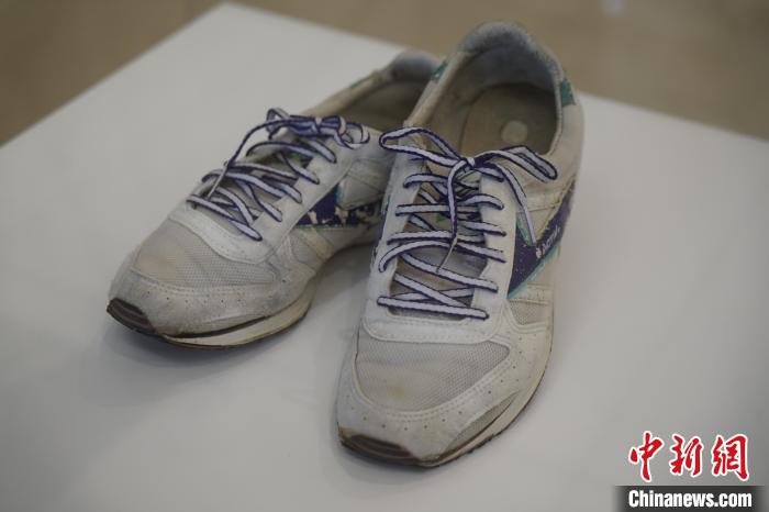 圖為展出的韓國前總統(tǒng)金泳三曾使用的慢跑鞋?！⑿?攝
