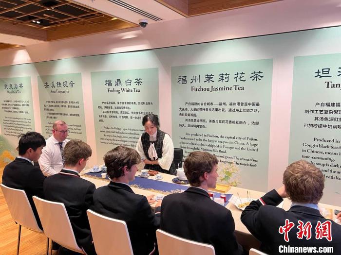 澳大利亞悉尼中學生參加“茶和天下”雅集文化體驗活動?！☆檿r宏 攝