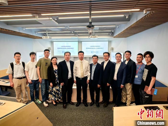 中國(guó)民航大學(xué)代表團(tuán)在英交流情況?!≈鬓k方提供