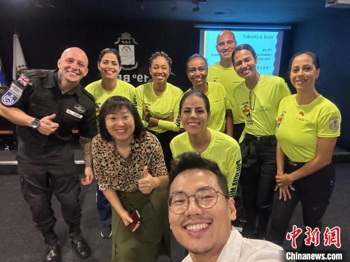 里約旅游警察上中文課?！±锛s熱內(nèi)盧天主教大學(xué)孔子學(xué)院供圖