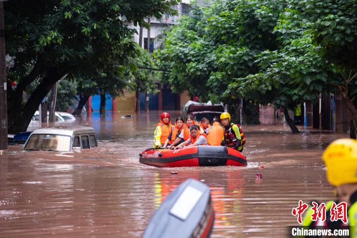 7月4日，萬州區(qū)五橋街道，消防救援人員用沖鋒舟救援轉(zhuǎn)運被困群眾。　冉孟軍 攝