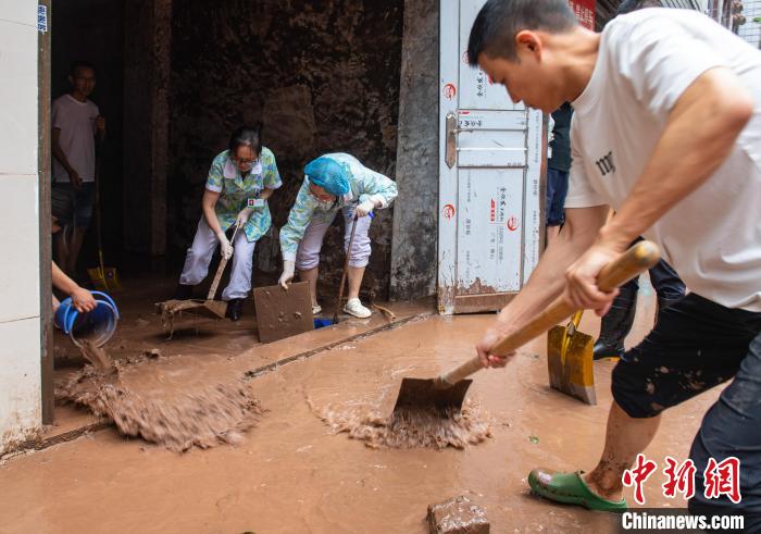 7月4日，萬州區(qū)五橋街道，洪水退去后，居民開展清淤工作?！∪矫宪?攝
