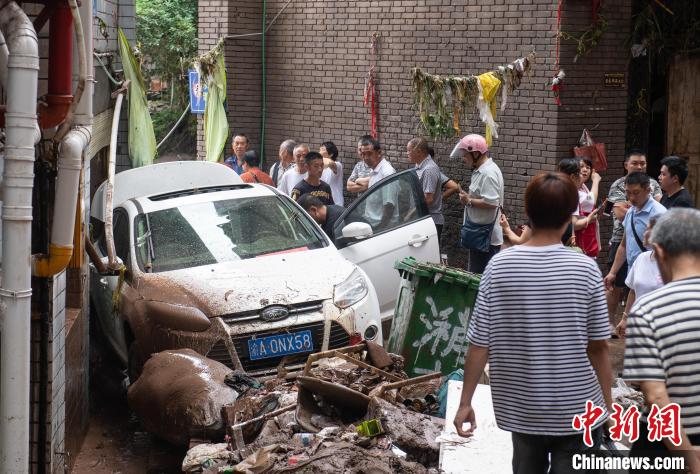 7月4日，萬州區(qū)五橋街道，居民救援受困的私家車?！∪矫宪?攝