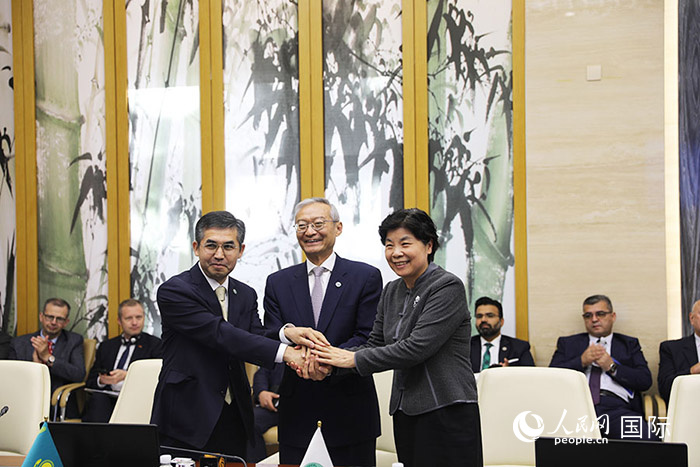 上合組織秘書處、哈駐華使館、上合組織睦鄰友好合作委員會簽署《聯(lián)合行動計劃》。人民網(wǎng) 俄布拉依攝