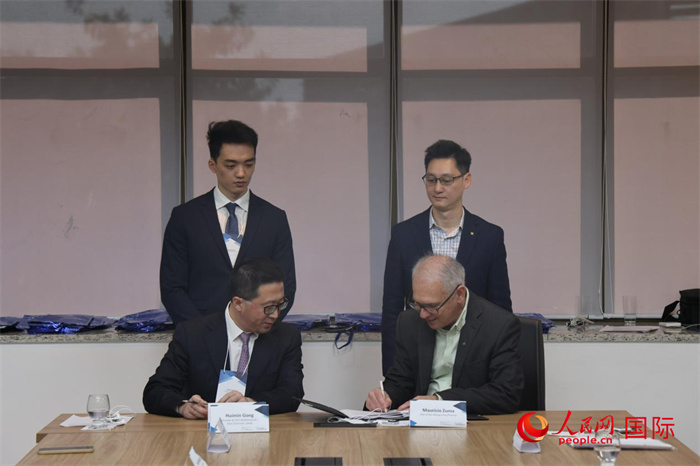 座談交流會(huì)上，中歐校友醫(yī)療健康產(chǎn)業(yè)協(xié)會(huì)與奧斯瓦爾多·克魯茲基金會(huì)簽署了合作備忘錄。人民網(wǎng)記者 時(shí)元皓攝