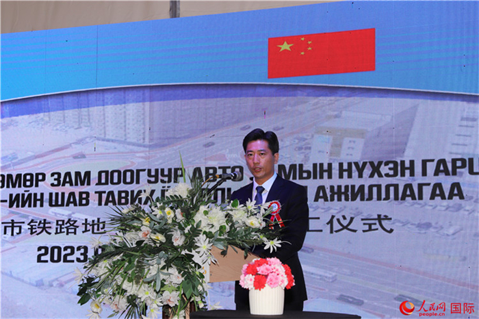 中鐵四局集團(tuán)國際事業(yè)部執(zhí)行經(jīng)理朱春峰致辭。人民網(wǎng)記者 霍文攝