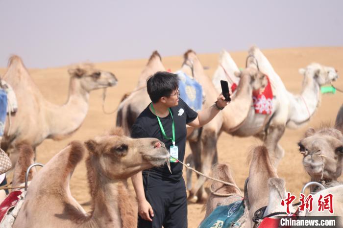 圖為臺胞體驗(yàn)大美內(nèi)蒙古?！⊥袐I供圖