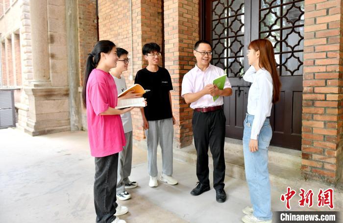 7月4日，臺灣教師陳昭志正在和學生交流?！蚊?攝