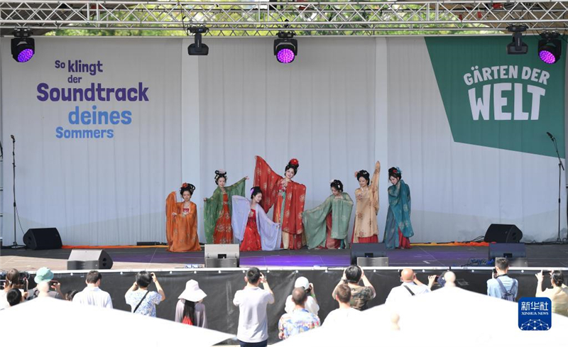 7月8日，在德國柏林世界公園，漢服愛好者進行漢服展示。新華社記者 任鵬飛 攝