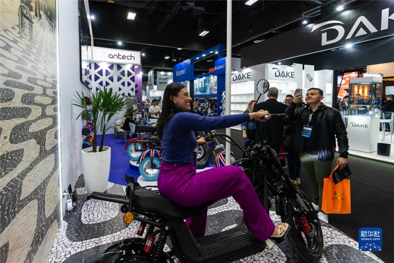 7月10日，在巴西圣保羅舉行的國際消費類電子及家用電器產(chǎn)品展覽會上，參觀者體驗一款電動自行車。新華社記者 王天聰 攝