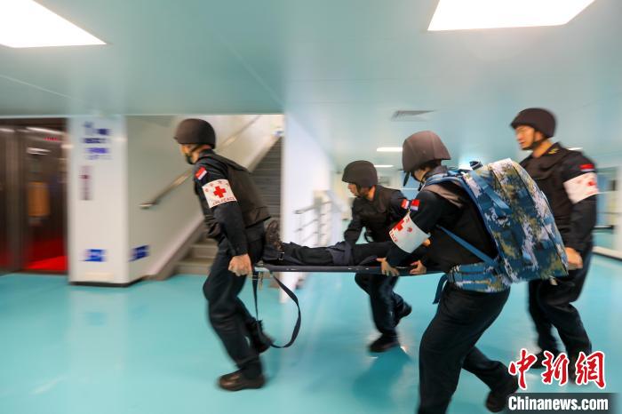 “和平方舟”號(hào)醫(yī)院船在西太平洋海域進(jìn)行反恐反海盜演練。圖為醫(yī)療救護(hù)組在轉(zhuǎn)運(yùn)“傷員”?！⌒煳?攝