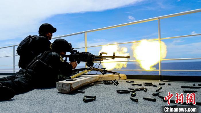 “和平方舟”號(hào)醫(yī)院船在西太平洋海域進(jìn)行反恐反海盜演練。圖為火力組隊(duì)員進(jìn)行警告射擊?！⌒煳?攝