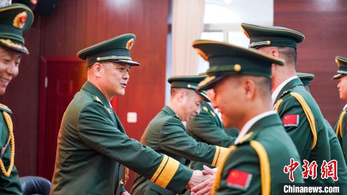 首長為晉銜官兵頒發(fā)任命狀?！堨狭?攝