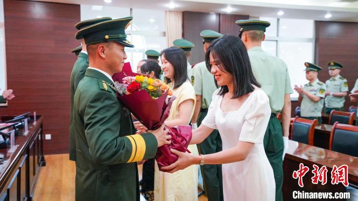 軍屬向晉升警官獻花。　張煜梁 攝