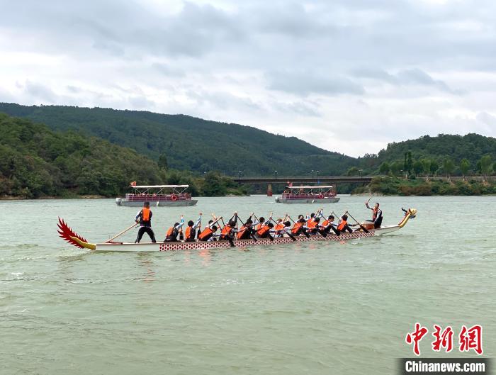 圖為龍舟賽活動(dòng)?！￡愳o 攝