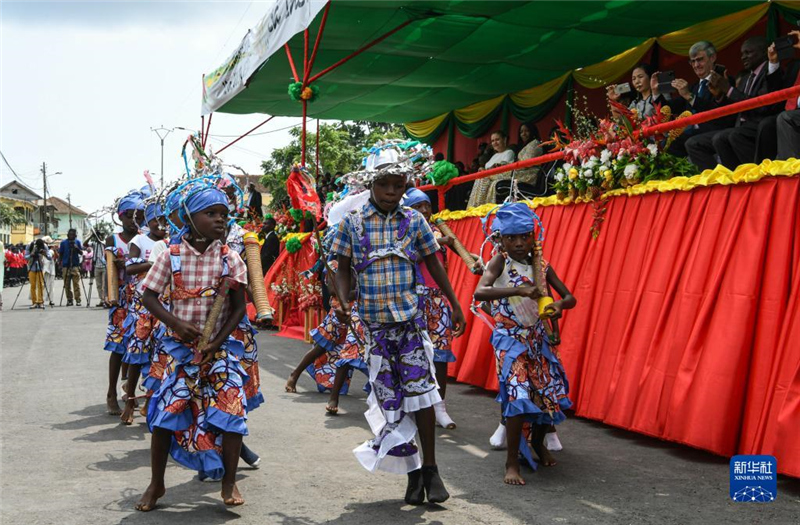 7月12日，演員在圣多美和普林西比圣多美島瓜達盧佩鎮(zhèn)舉行的獨立日慶典活動上表演。新華社記者 韓旭 攝