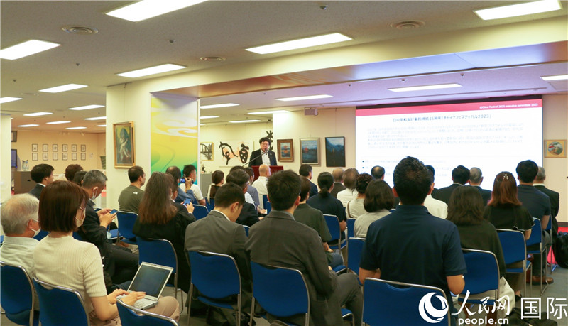 “2023中國(guó)節(jié)”執(zhí)行委員會(huì)事務(wù)局長(zhǎng)秋山岳久介紹“2023中國(guó)節(jié)”的策劃方案與往年出展情況。人民網(wǎng) 許可攝