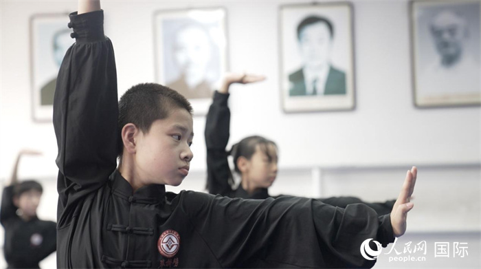 正在練習(xí)劈掛拳的武術(shù)學(xué)童。人民網(wǎng)記者 袁蒙攝