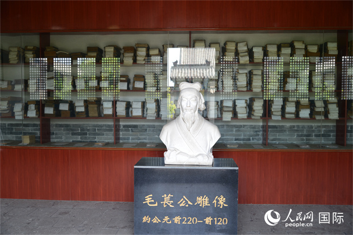 河間詩經(jīng)齋毛萇雕像。雕像后書櫥中陳列的是歷代各版本《詩經(jīng)》及譯本。 人民網(wǎng) 趙昭攝