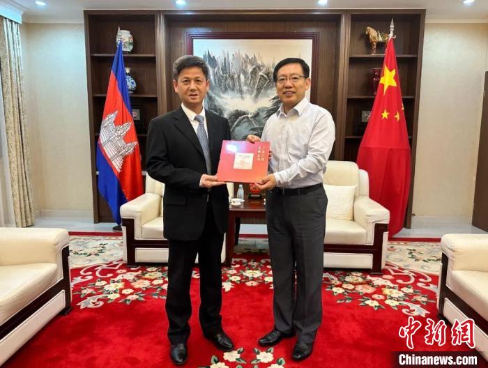 7月12日下午，中國(guó)駐柬埔寨大使王文天在金邊會(huì)見(jiàn)援柬中醫(yī)醫(yī)療隊(duì)。　中國(guó)駐柬埔寨大使館微信公眾號(hào) 攝