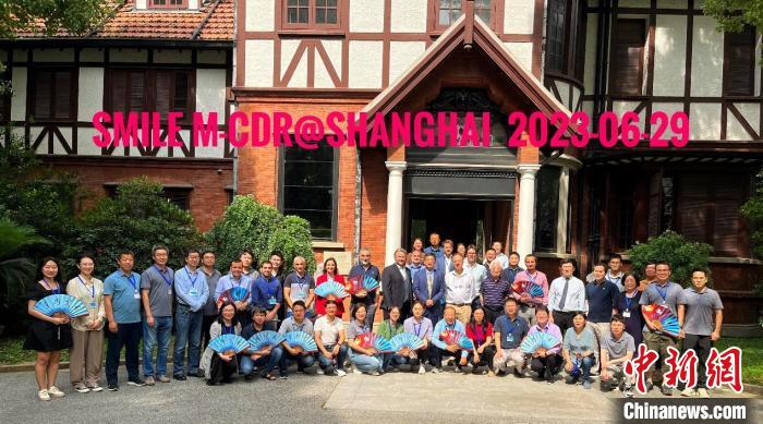 “微笑”衛(wèi)星(SMILE)任務(wù)中歐聯(lián)合轉(zhuǎn)正樣設(shè)計(jì)評(píng)審會(huì)合影?！≈锌圃簢?guó)家空間科學(xué)中心 供圖