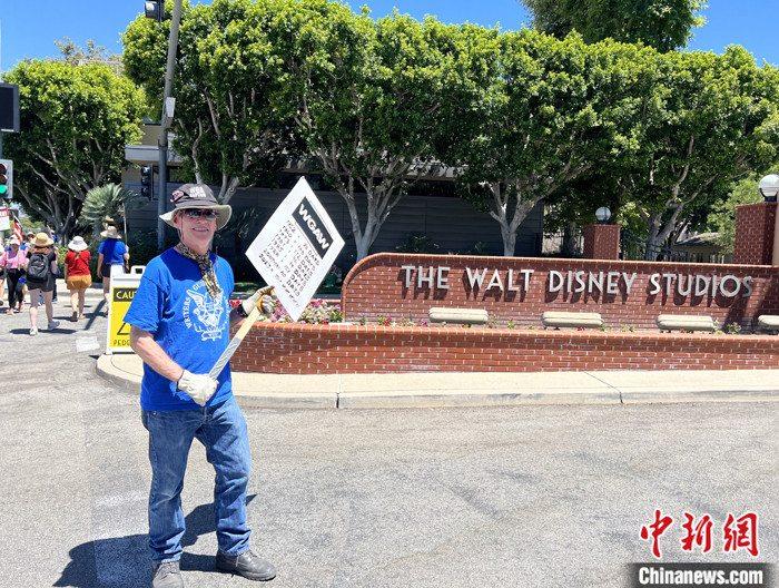 當(dāng)?shù)貢r(shí)間7月14日上午，華納兄弟、迪士尼等美國(guó)影視娛樂(lè)產(chǎn)業(yè)巨頭總部門前，有成百上千的人高舉“罷工”標(biāo)語(yǔ)牌游行示威。由于未能與美國(guó)電影和電視制片人聯(lián)盟(AMPTP)就新合同達(dá)成協(xié)議，擁有約16萬(wàn)名會(huì)員的好萊塢三大工會(huì)之一美國(guó)影視演員協(xié)會(huì)(SAG-AFTRA)發(fā)起罷工，于14日起在洛杉磯和紐約的十余家制片公司外示威游行。 <a target='_blank' href='/'><p  align=