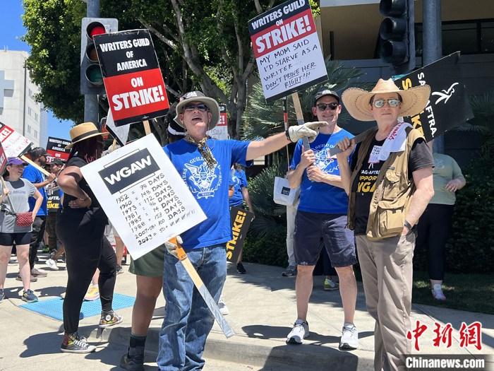 當(dāng)?shù)貢r(shí)間7月14日上午，華納兄弟、迪士尼等美國(guó)影視娛樂(lè)產(chǎn)業(yè)巨頭總部門前，有成百上千的人高舉“罷工”標(biāo)語(yǔ)牌游行示威。由于未能與美國(guó)電影和電視制片人聯(lián)盟(AMPTP)就新合同達(dá)成協(xié)議，擁有約16萬(wàn)名會(huì)員的好萊塢三大工會(huì)之一美國(guó)影視演員協(xié)會(huì)(SAG-AFTRA)發(fā)起罷工，于14日起在洛杉磯和紐約的十余家制片公司外示威游行。 <a target='_blank' href='/'><p  align=