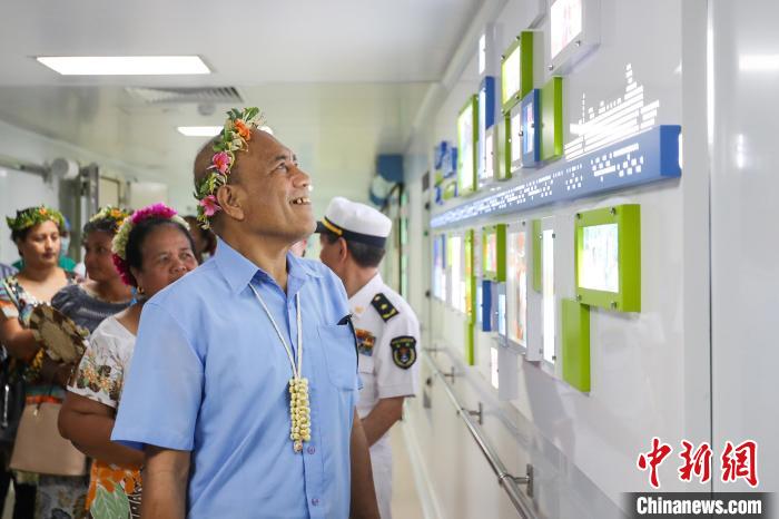 基里巴斯總統(tǒng)等政要參觀海上醫(yī)院。　徐巍 攝