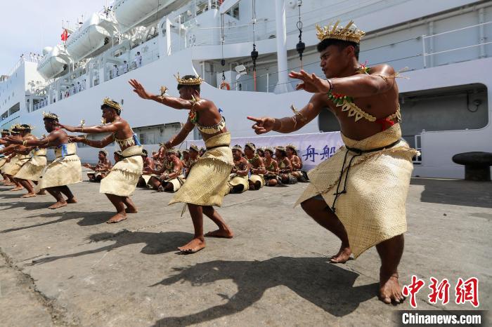 基方民眾表演當(dāng)?shù)靥厣璧福瑲g迎“和平方舟”號(hào)醫(yī)院船來訪?！⌒煳?攝
