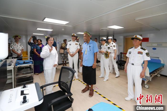基里巴斯總統(tǒng)等政要參觀海上醫(yī)院?！⌒煳?攝