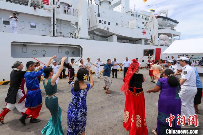 中基雙方人員在碼頭歡迎儀式上歡聚一堂?！⌒煳?攝