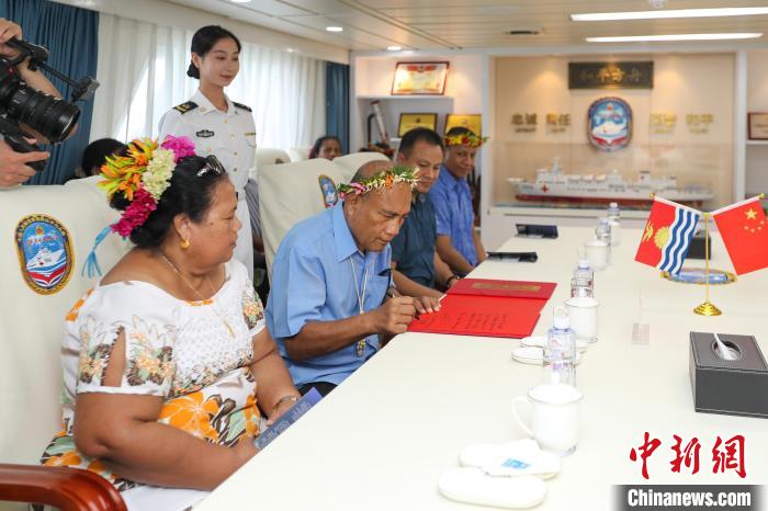 基里巴斯總統(tǒng)塔內(nèi)?！ゑR茂為“和平方舟”醫(yī)院船留言。　徐巍 攝