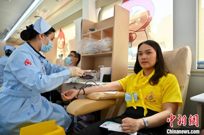 圖為獻(xiàn)血活動(dòng)現(xiàn)場(chǎng)。　俞靖 攝