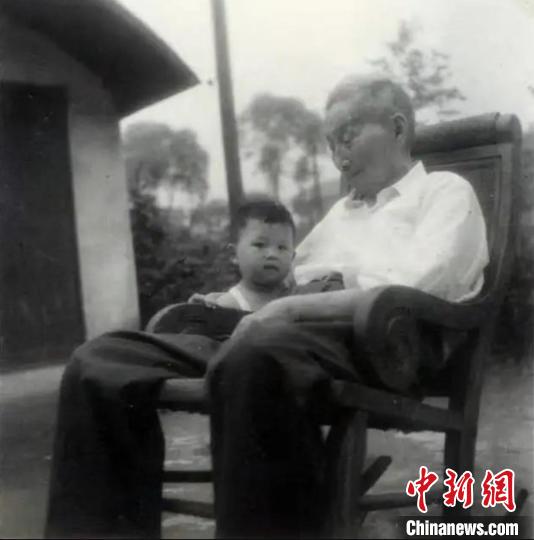 陳望道與幼年的陳曉帆?！￡悤苑﹫D