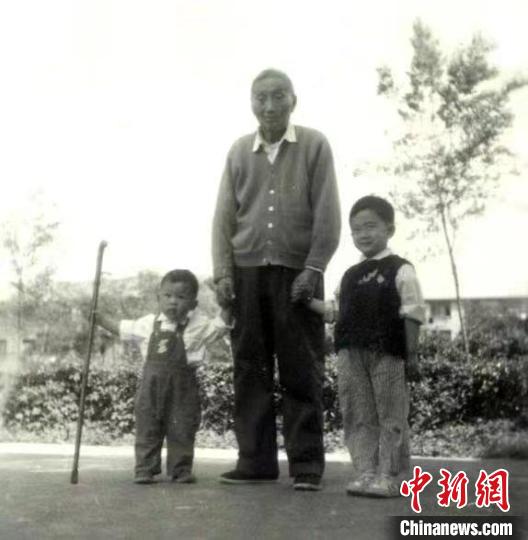 陳望道與幼年的陳曉帆(左)、陳曉帆的哥哥一起合影?！￡悤苑﹫D