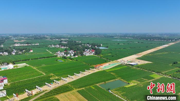 航拍合(肥)周(口)高速潁臨段8標(biāo)架梁施工現(xiàn)場(chǎng)。　劉玉才 攝