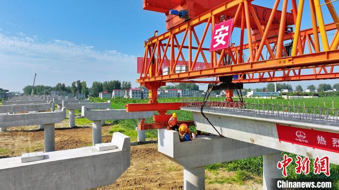 長(zhǎng)25米重80噸的箱梁平穩(wěn)、精準(zhǔn)地落在S314分離式立交橋25號(hào)和26號(hào)墩上?！⒂癫?攝