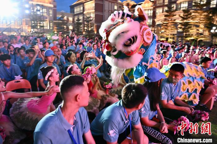 舞獅表演與現(xiàn)場觀眾互動?！⊥鯑|明 攝