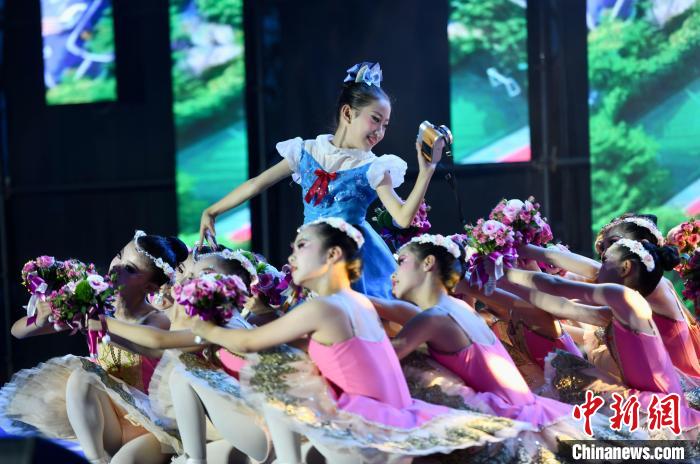 芭蕾表演《鮮花送給好朋友》?！⊥鯑|明 攝