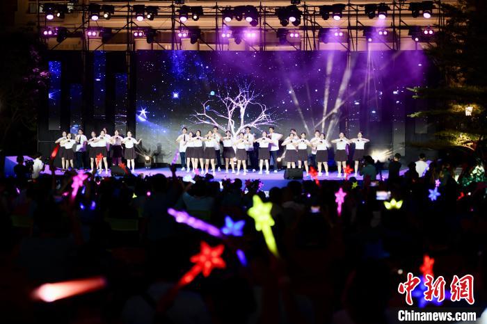 合唱表演《夜空中最亮的星》?！⊥鯑|明 攝