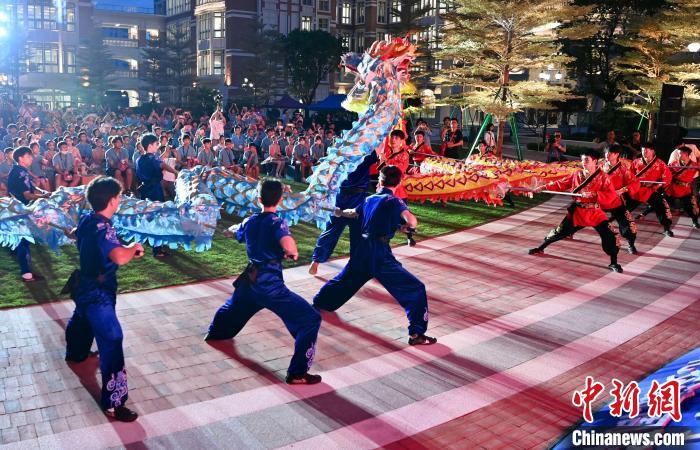 兩岸青少年同臺呈現(xiàn)龍獅表演?！⊥鯑|明 攝