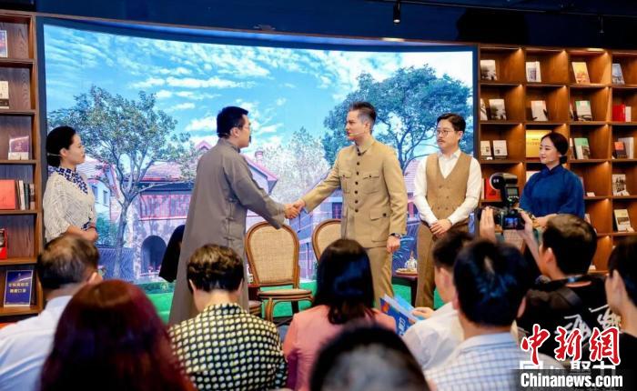 實驗舞臺劇《握手》片段。　黃浦區(qū)委統(tǒng)戰(zhàn)部供圖