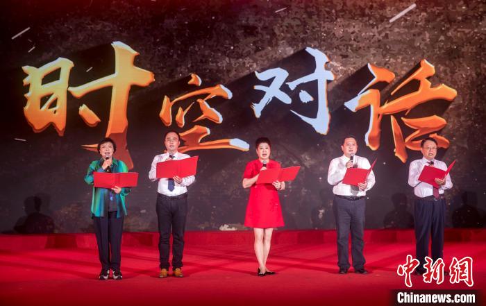 陶侃與陳望道之孫陳曉帆、顏福慶之孫顏志淵、榮毅仁侄女榮智豐深情朗誦《與統(tǒng)戰(zhàn)先輩的時(shí)空對(duì)話》?！堦?攝