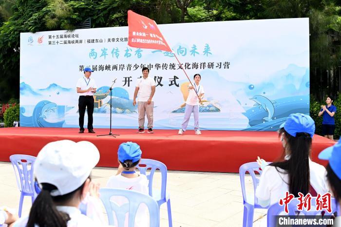 研習(xí)營(yíng)授旗儀式?！埥鸫?攝