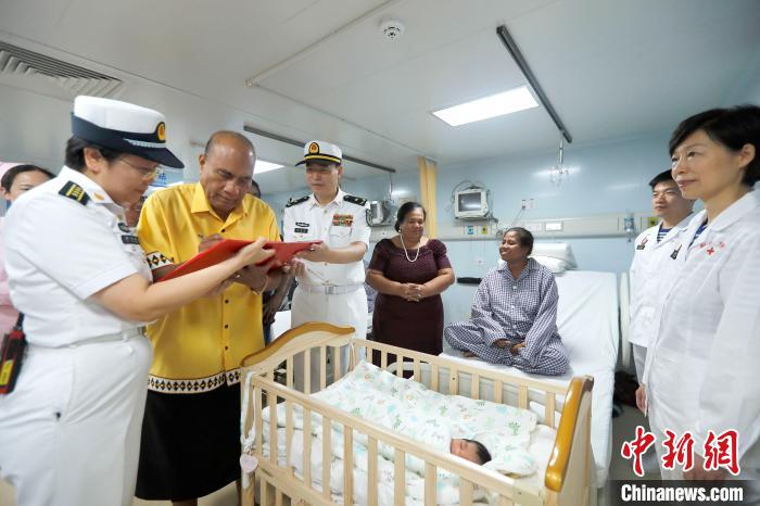 基里巴斯總統(tǒng)馬茂為新生兒取名，并在出生證明上親筆填寫寶寶名字?！±栌?攝