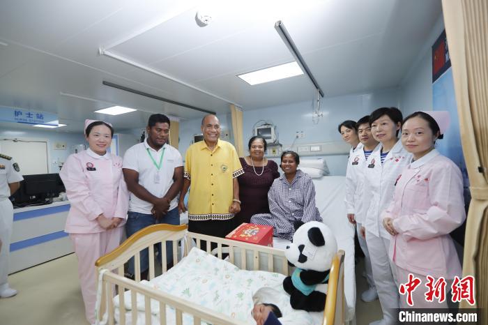 基里巴斯總統(tǒng)馬茂與海上醫(yī)院醫(yī)護(hù)人員、新生兒家人合影?！±栌?攝