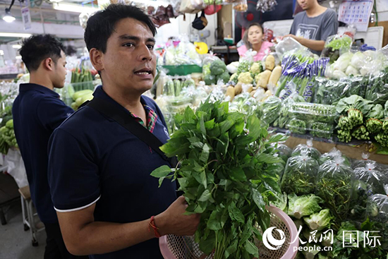 7月19日，泰國(guó)曼谷藍(lán)象餐廳員工向參加活動(dòng)的多國(guó)代表介紹如何挑選新鮮蔬菜。 人民網(wǎng)記者 張矜若攝