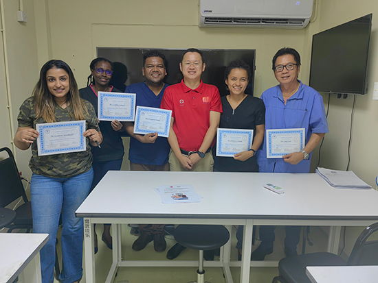 醫(yī)療隊(duì)成員與部分學(xué)員合影。第18期援圭亞那醫(yī)療隊(duì)供圖